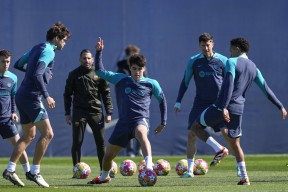 包含巴塞罗那主帅对比赛中队员表现表示满意的词条