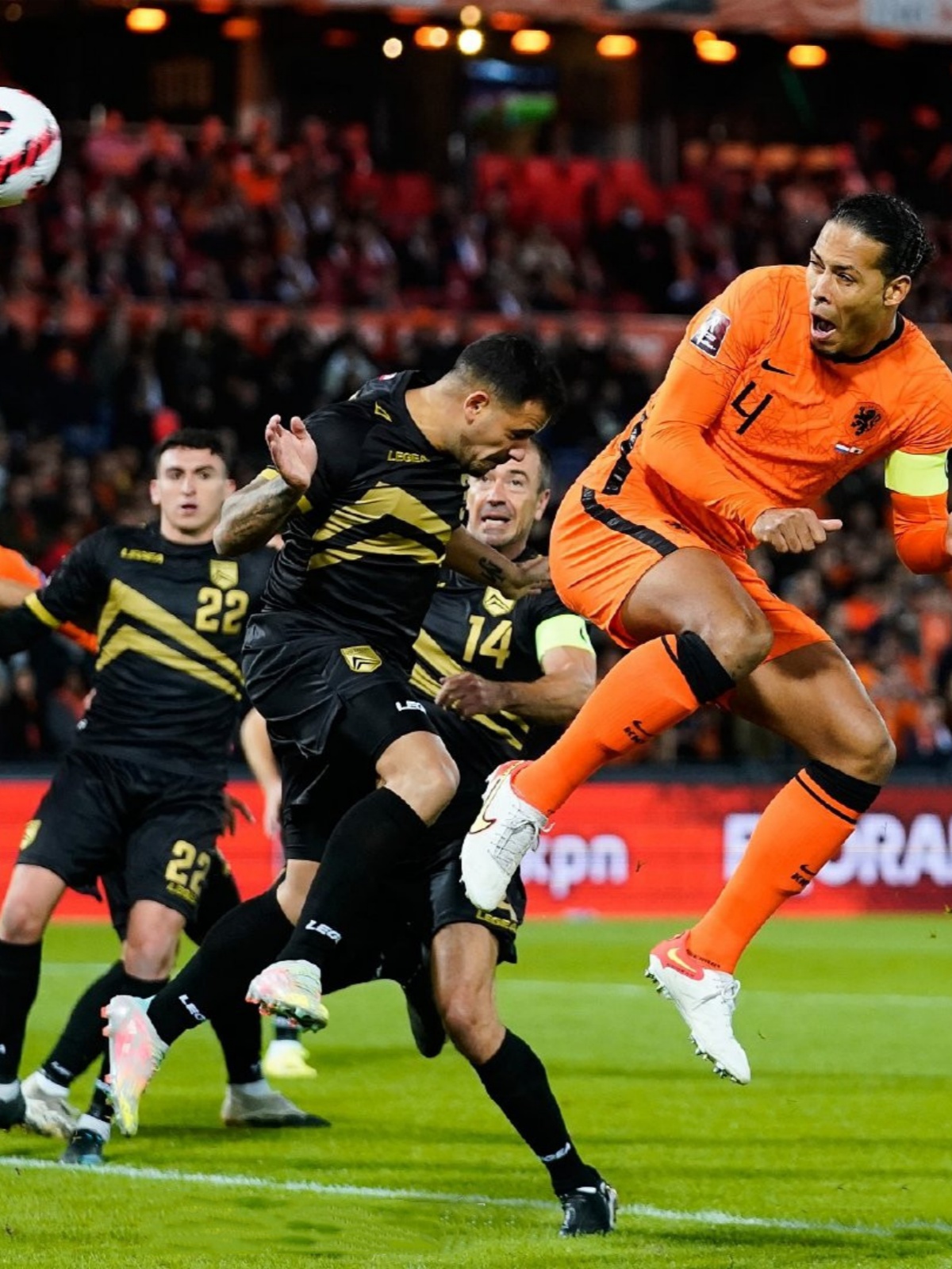 冰岛足球队在场上表现抢眼，收获掌声和赞誉的简单介绍