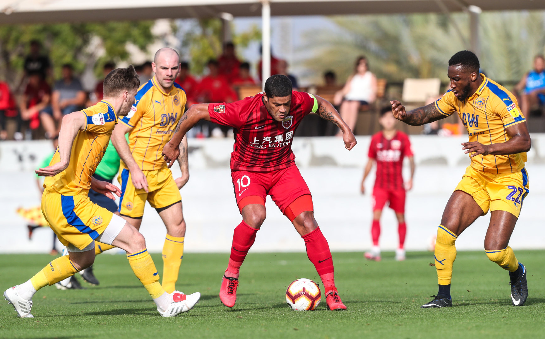 迪拜上港主场大胜，赢得关键三分(迪拜上港主场大胜,赢得关键三分的是谁)