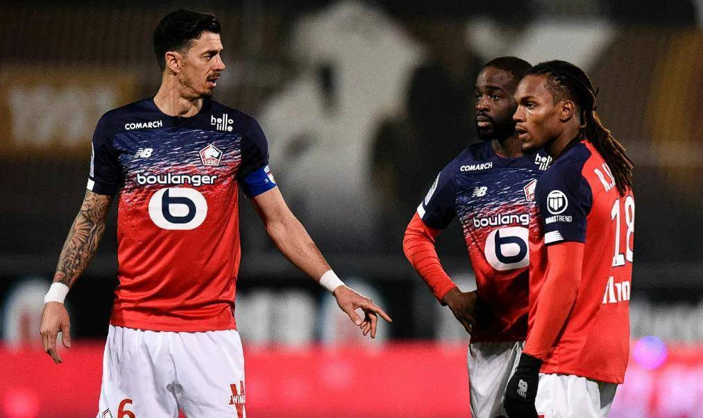 包含南特客场逼平里尔，保持不败纪录的词条