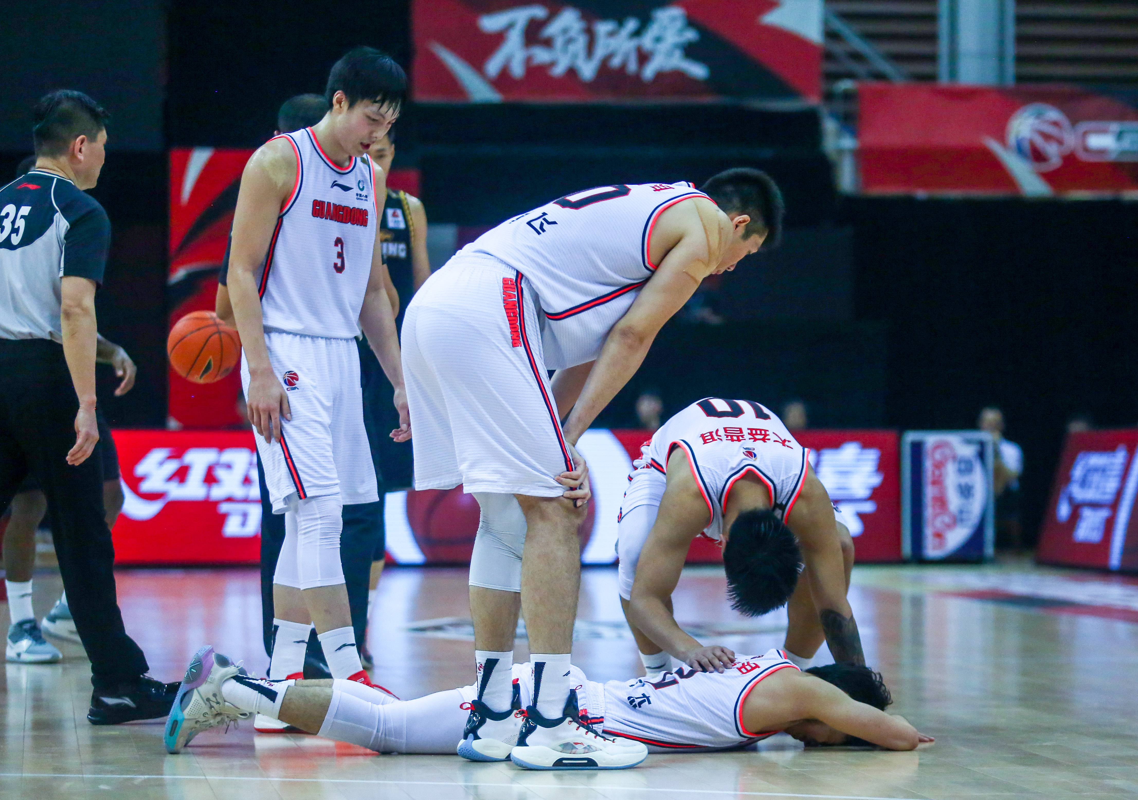 关于强强对决的篮球赛场上掀起了观众们的狂热的信息 关于强强对决的篮球赛场上掀起了观众们的狂热的信息