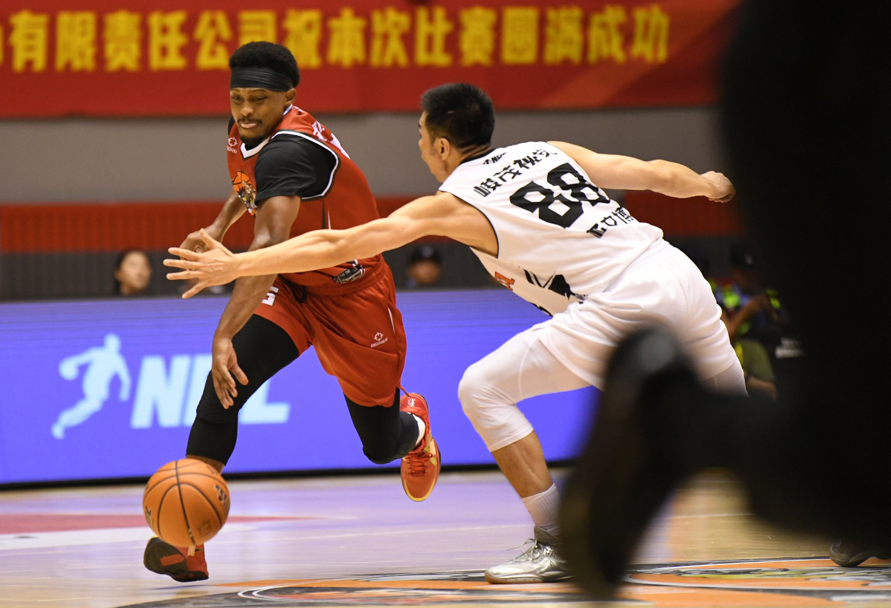 关于强强对决的篮球赛场上掀起了观众们的狂热的信息 关于强强对决的篮球赛场上掀起了观众们的狂热的信息