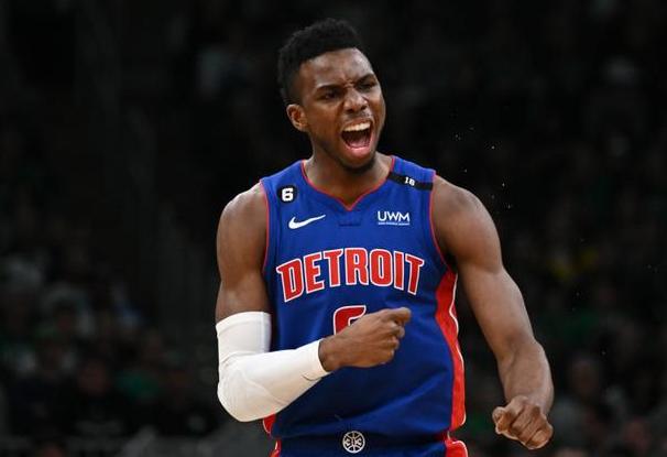 包含神秘球队接近签下新秀，传言交易即将完成的词条